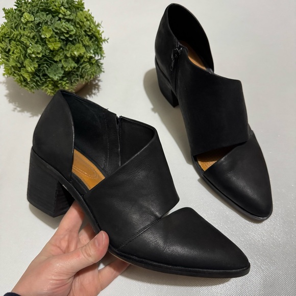 Cirso Como Black Leather Cut Out Block Heel‎ Pointed Toe Ankle Bootie Size 7.5 - Picture 1 of 7